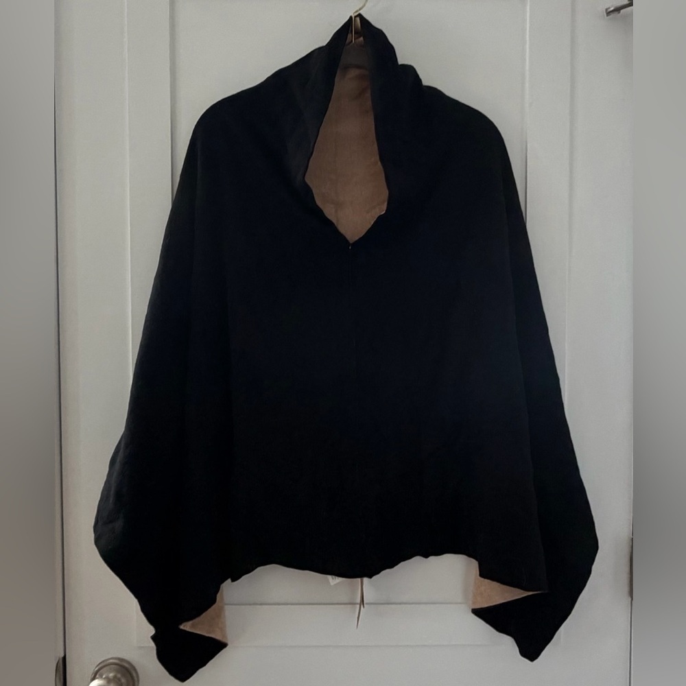 NWT Duluth Trading Co Reversible Black/Tan Poncho. Cashmere wool cotton blend.